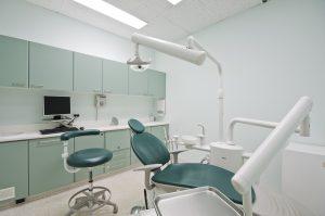 cat dureaza un implant dentar